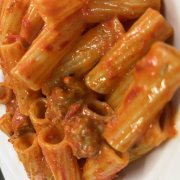 PASTA CON PEPERONI E SALSICCIA