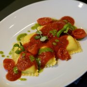 RAVIOLI DE BURRATA COM MOLHO DE PACHINO