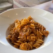 FUSILLI CON PEPERONI E SALSICCIA