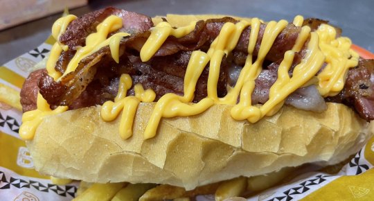 HOT DOG CON BACON E CHEDDAR