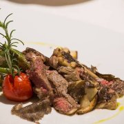 SLICED STEAK WITH PORCINI MUSHROOMS